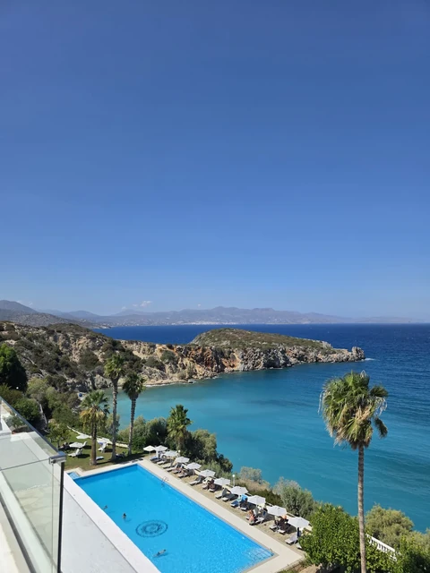 Creta: una baia dall’acqua turchese vista dalla piscina dell’hotel