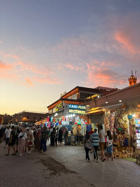 Marocco: le bancarelle di un mercato al tramonto