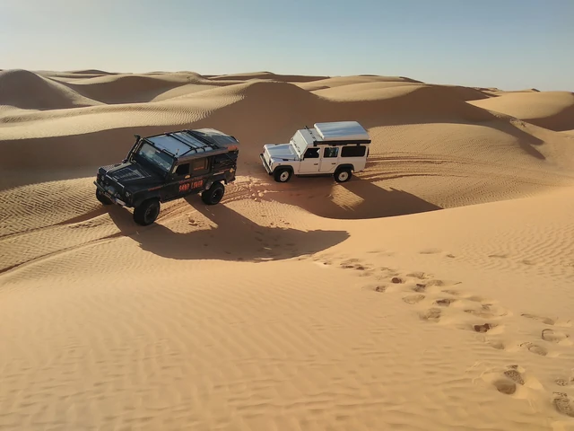 Tunisia: due fuoristrada sulle dune del deserto